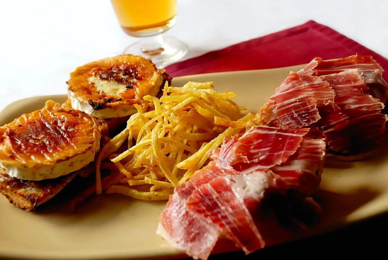 Tapa de jamón con cerveza y patatas