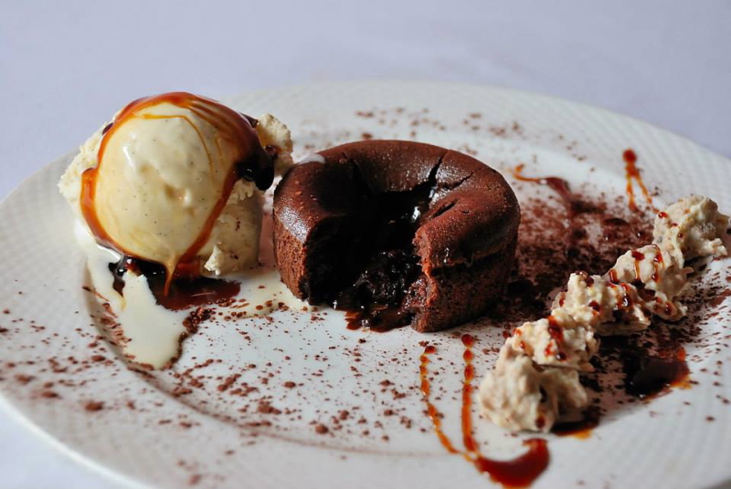 Coulant de chocolate con helado de vainilla y nata