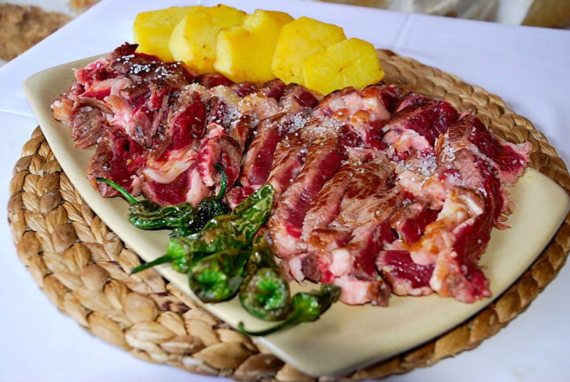 Chuletón con patatas y pimiendo del Padrón
