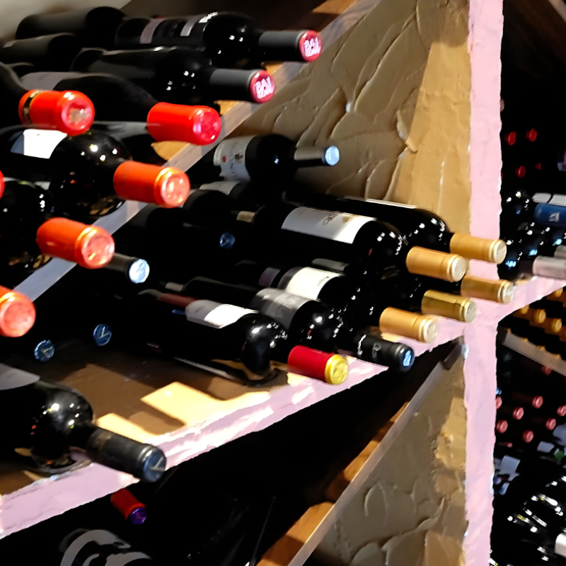 Vinoteca con vinos nacionales