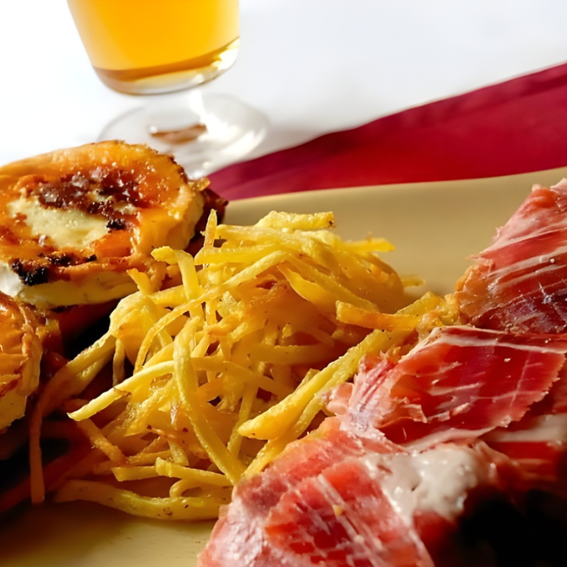 Tapa de jamón ibérico con patatas y cerveza